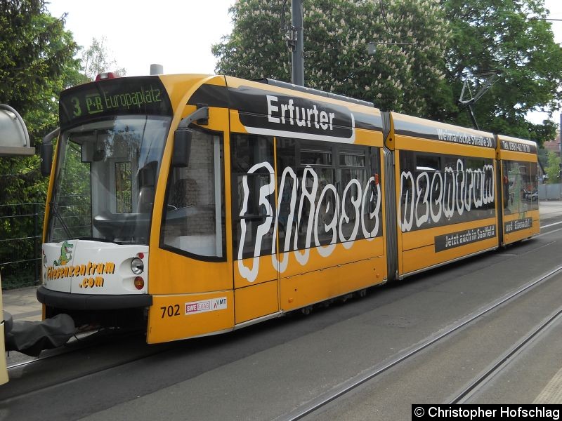 Bild: Tw 702 als zweiter Wagen einer Combino-Traktion der Linie 3 an der Haltestelle Salinenstraße.