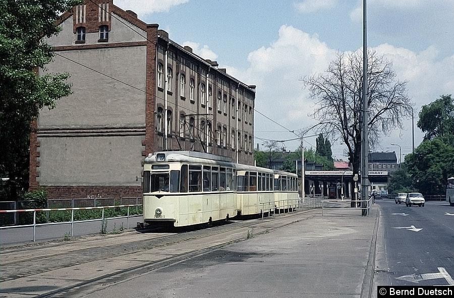 Bild: Ein Dreiwagenzug hat soeben S-Bahn- unf Fernbahngleise am Bahnhof Schöneweide unterquert und fährt weiter Richtung Johannisthal.