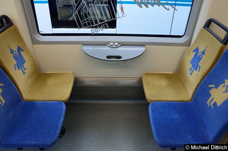Bild: Ein Besonderheit stellt dieses Abteil dar. Unter dem Tisch befinden sich Steckdosen, unter den Klappen auf dem Tisch USB-Anschlüsse.