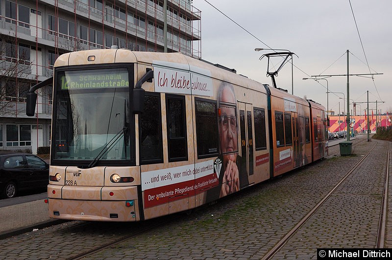 Bild: 228 als Linie 12 an der Haltestelle Hugo-Junkers-Str./Schleife.