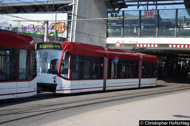 Bild: TW 707 als zweiter Wagen einer Combino-Traktion, als Linie 3 am Stadtparkkopf/Hauptbahnhof.