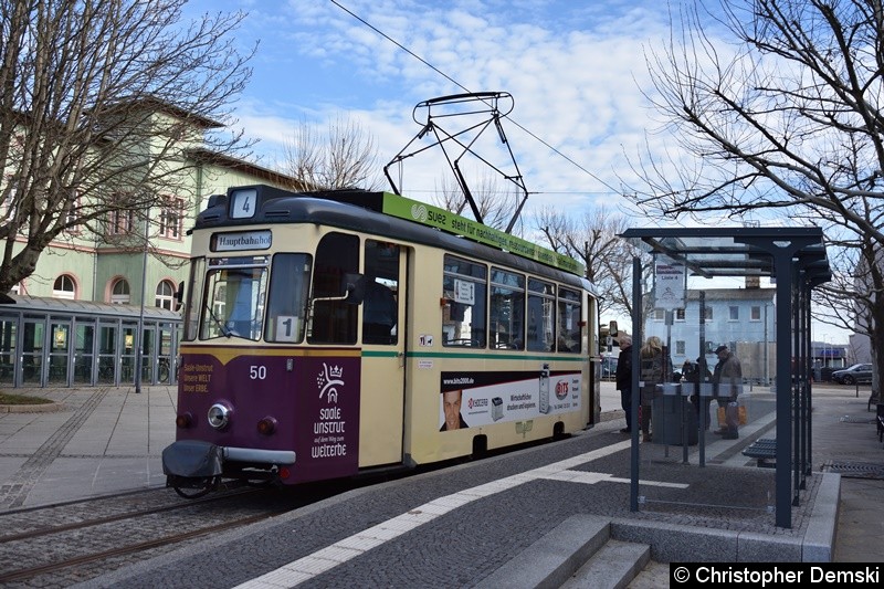 TW 50 am Hauptbahnhof, beim Fahrgastwechsel.
