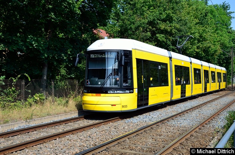 Bild: 9035 als Linie M8 kurz vor der Haltestelle Ev. Krankenhaus KEH.