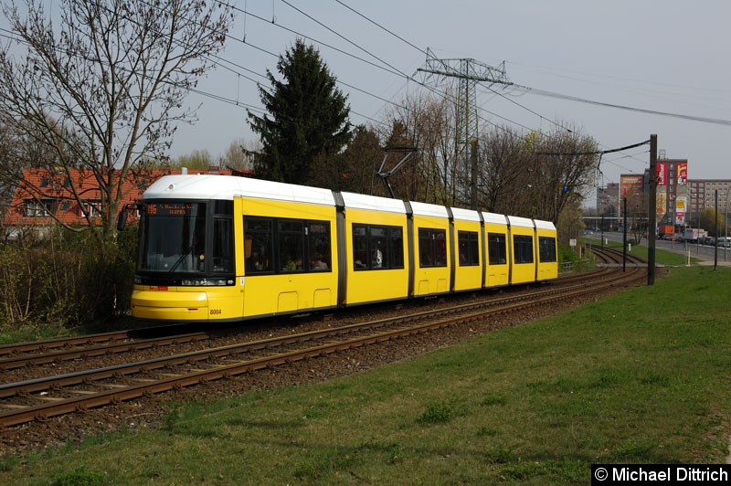 Bild: Flexity 8004 als Linie M6 kurz vor der Haltestelle Landsberger Allee/Rhinstr.