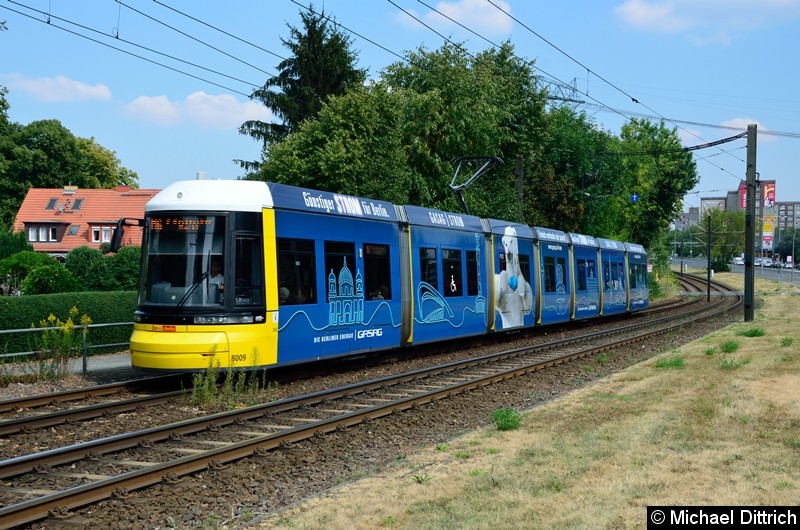 Bild: 8009 als Linie M6 kurz vor der Haltestelle Landsberger Allee/Rhinstr.