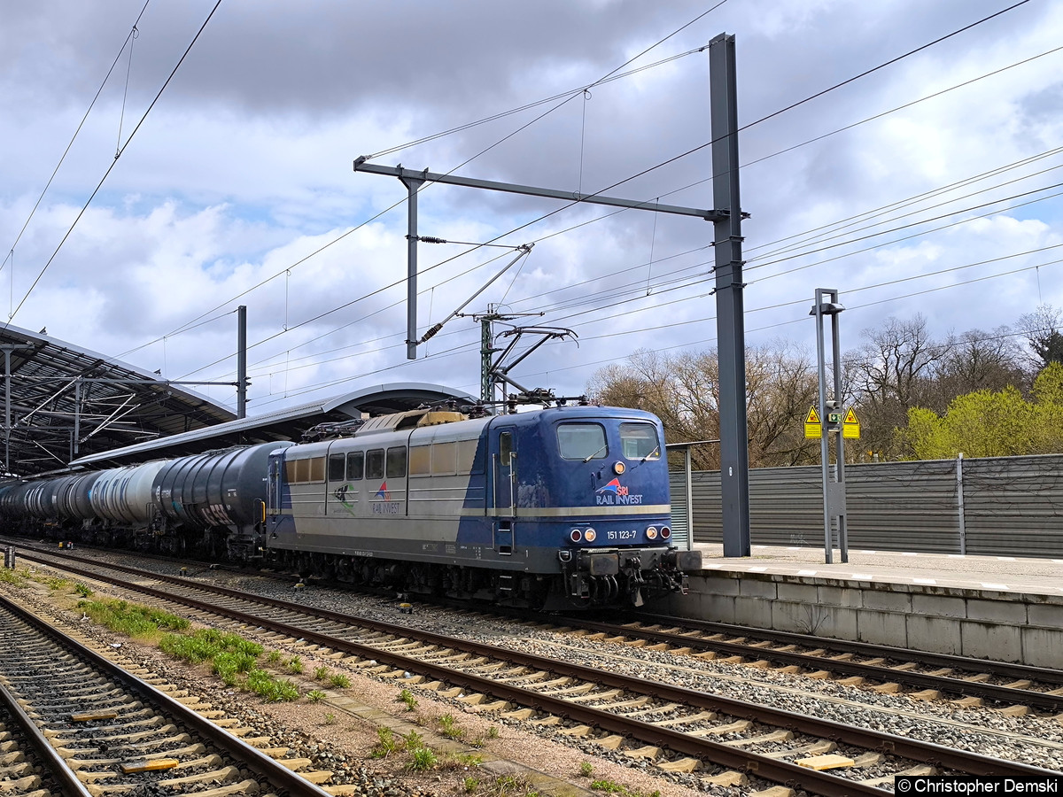 151 123-7 mit einen Kesselzug in Erfurt Hauptbahnhof.