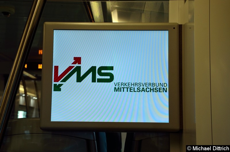 Bild: Fahrgastinformationsmonitor mit dem Logo des Fahrzeugeigentümers. 
Die Fahrzeuge gehören dem Verkehrsverbund Mittelsachsen und werden dem Betreiber überlassen.