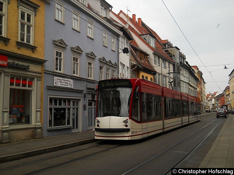 Bild: TW 640 an der Haltestelle Stadtmuseum/Kaisersaal auf der Linie 5.