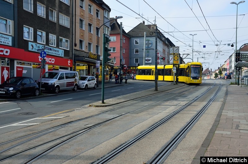 8009 biegt als Linie 101 von der Helenenstraße in die Altendorfer Straße um zur Endstelle Helenenstraße zu fahren.