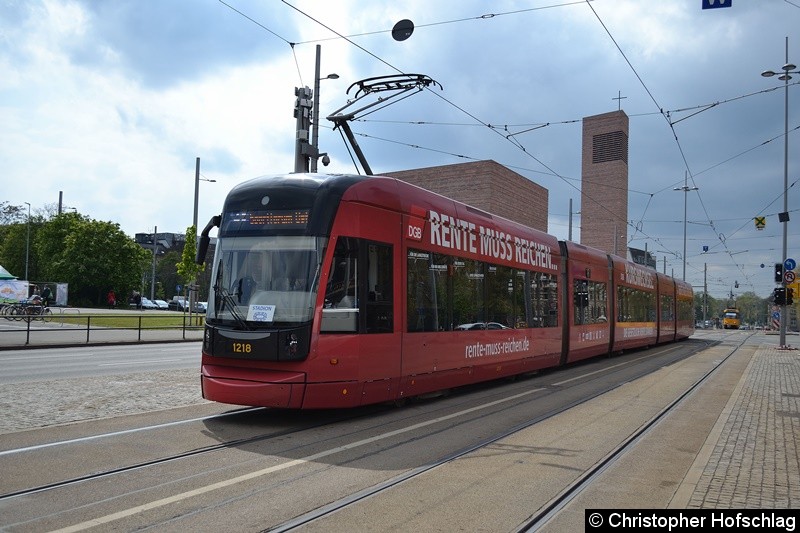 Bild: TW 1218 kurz vor der Haltestelle Wilhelm-Leuschner-Platz.