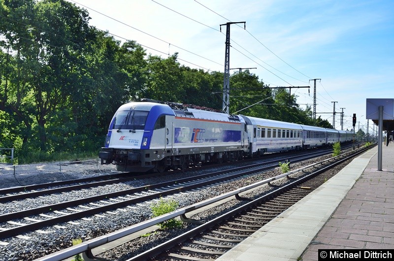 Bild: 370 002 (der PKP) am ehemaligen Regionalbahnsteig Karlshort mit dem EC47 auf dem Weg nach Warschau.
