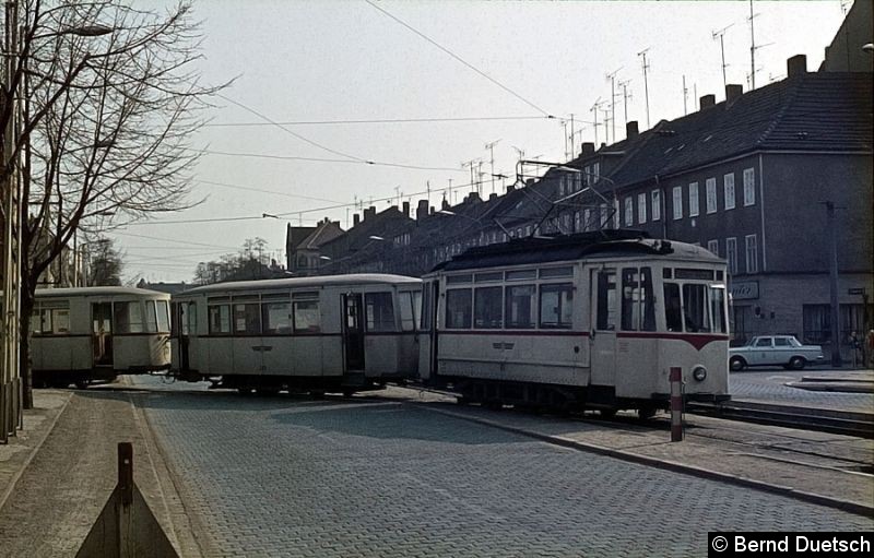 Bild: Tw 80, behängt mit zwei Beiwagen, rückt aus dem Betriebshof an der Breitscheidstraße aus und macht sich auf die Reise nach Erfurt-Nord. 