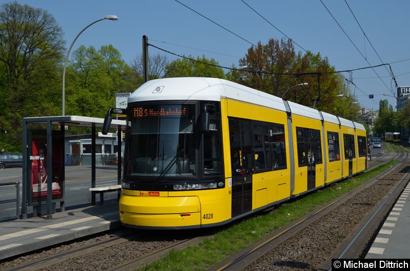 Bild: 4028 als Linie M8 an der Haltestelle Platz der Vereinten Nationen.