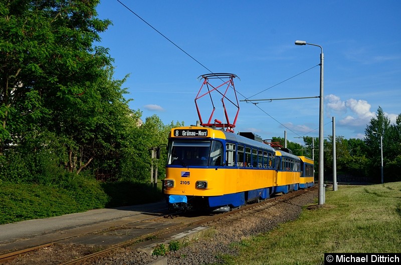 Bild: 2105 + 2147 + 912 als Linie 8 an der Endstelle Grünau Nord.
