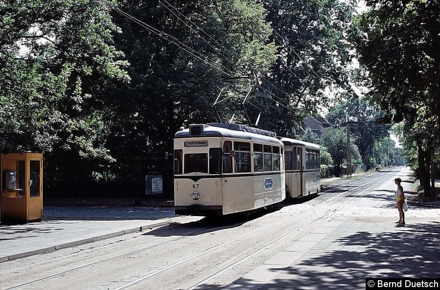 Bild: Auch Tw 87 kam von der Görlitzer Straßenbahn. 1990 fährt er mit einem Reko-Beiwagen am Goethepark in Schöneiche vorbei Richtung Friedrichshagen.