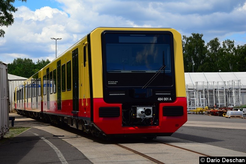 Bild: Die Baureihe 484 ist ein durchgehender Halbzug, bestehend aus vier Wagen.