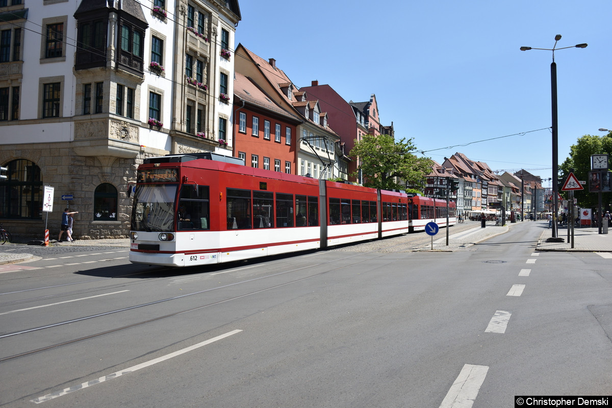 TW 612+614 als Linie 3 in Richtung Europaplatz beim Verlassen der Haltestelle Domplatz.