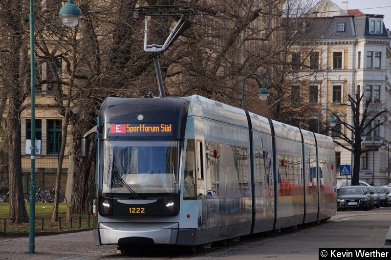 Bild: TW 1222 als Linie E steht am Sportforum Süd bereit, die zuvor ihre letzte Fahrt vom Wilhelm-Leuschner-Platz als Linie 4E nach Sportforum Ost aufnahm