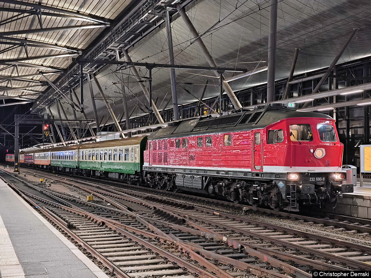 Bild: 232 680-8 mit einen Sonderzug nach Prag in Erfurt Hauptbahnhof.