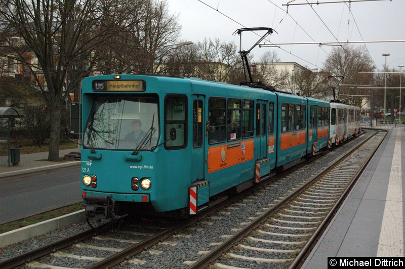Bild: 721 und ein weiterer Wagen als Linie U5 an der Haltestelle Gießener Str.