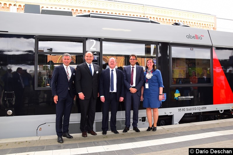 Bild: Von links nach rechts:
Stephan Krenz (CEO Abellio Deutschland), Dr. Jörg Nikutta (Geschäftsführer Firma Alstom für Deutschland und Österreich), Thomas Webel (Minister für Landesentwicklung und Verkehr), Rüdiger Malter (Geschäftsführer der NASA GmbH) und Carmen Maria Parrino (Geschäftsführerin Abellio Mitteldeutschland GmbH).