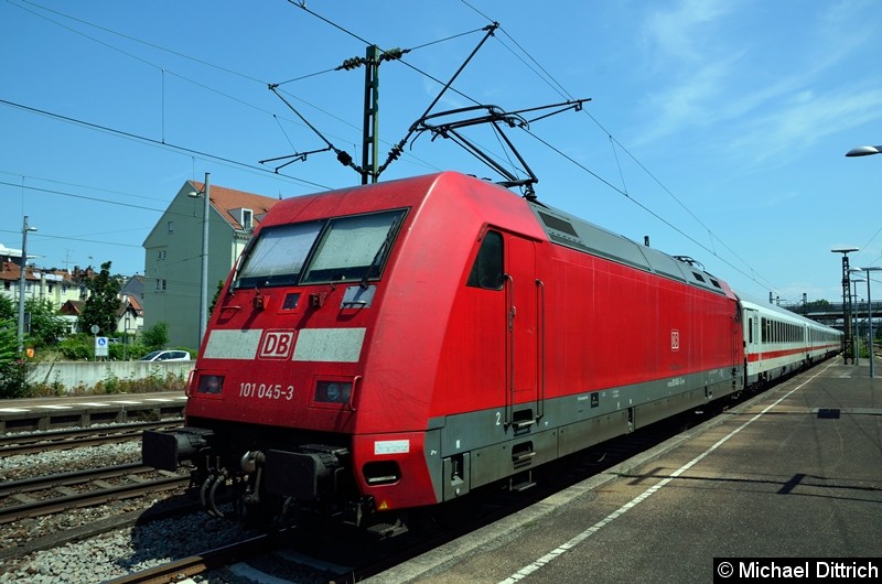 Bild: 101 045 mit dem EC 219 in Esslingen (Neckar).