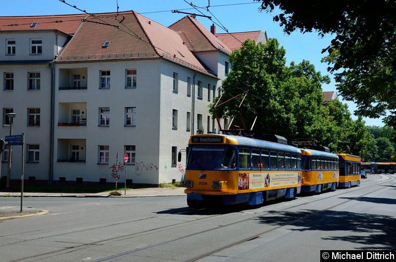 Bild: 2138 + 2126 + 925 als Linie 11E in der Bornaische Str.