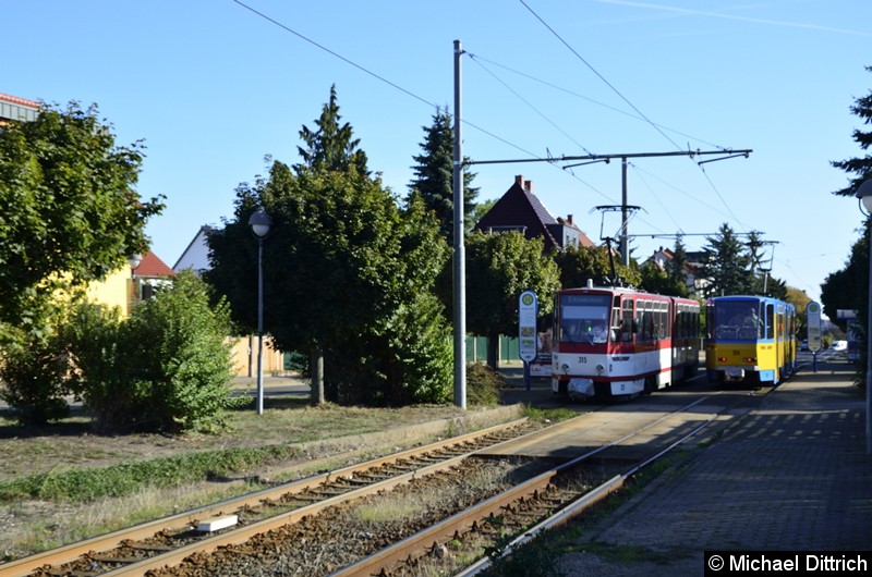 Bild: 315 als Linie 1 trifft an der Wagenhalle den Wagen 314 als Linie 4.