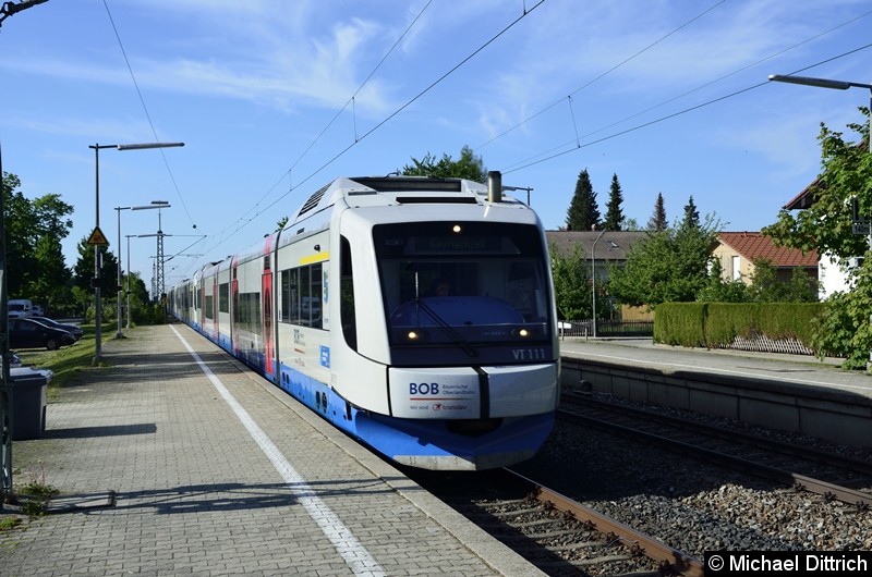 Bild: VT 111 der BOB auf dem Weg in Richtung Holzkirchen in Otterfing. Der Zug wird in Holzkirchen geteilt.