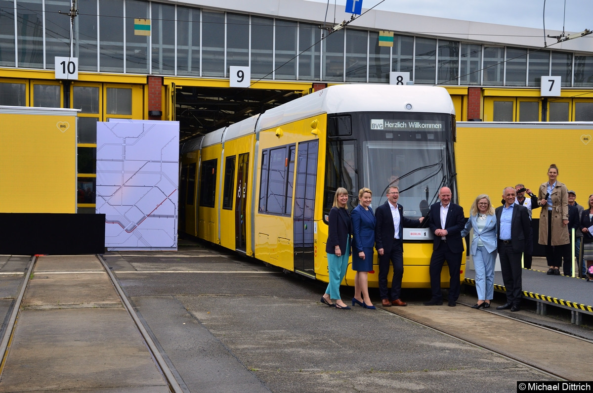 Bild: Aufstellung vor dem Urbanliner.