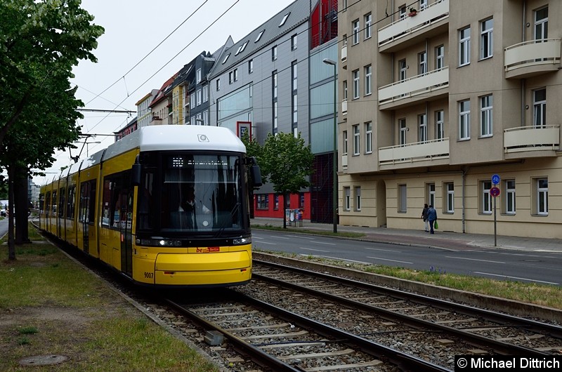 Bild: 9007 als Linie M8 kurz vor der Haltestelle Landsberger Allee/Petersburger Str.