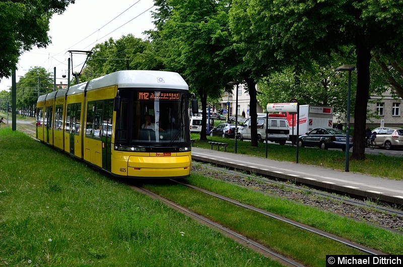 Bild: 4025 als Linie M12 zwischen den Haltestellen Stahlheimer Str./Wisbyer Str. und Prenzlauer Allee/Ostseestr.