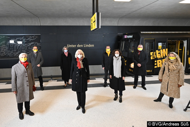 Bild: Vorne v. l. n. r.
Eva Kreienkamp (Vorstandsvorsitzende der BVG)
Regine Günther (Senatorin für Umwelt, Verkehr und Klimaschutz)
Ramona Pop (Aufsichtsratsvorsitzende der BVG und Senatorin für Wirtschaft, Energie und Betriebe)
Ute Bonde (Geschäftsführerin Finanzen, BVG Projekt GmbH)
Dahinter v. l. n. r.
Michael Müller (Regierender Bürgermeister von Berlin)
Dr. Tamara Zieschang (Staatssekretärin im Bundesministerium für Verkehr und digitale Infrastruktur)
Dr. Rolf Erfurt (Vorstand Betrieb der BVG)
Jörg Seegers (Geschäftsführer Technik, BVG Projekt GmbH)