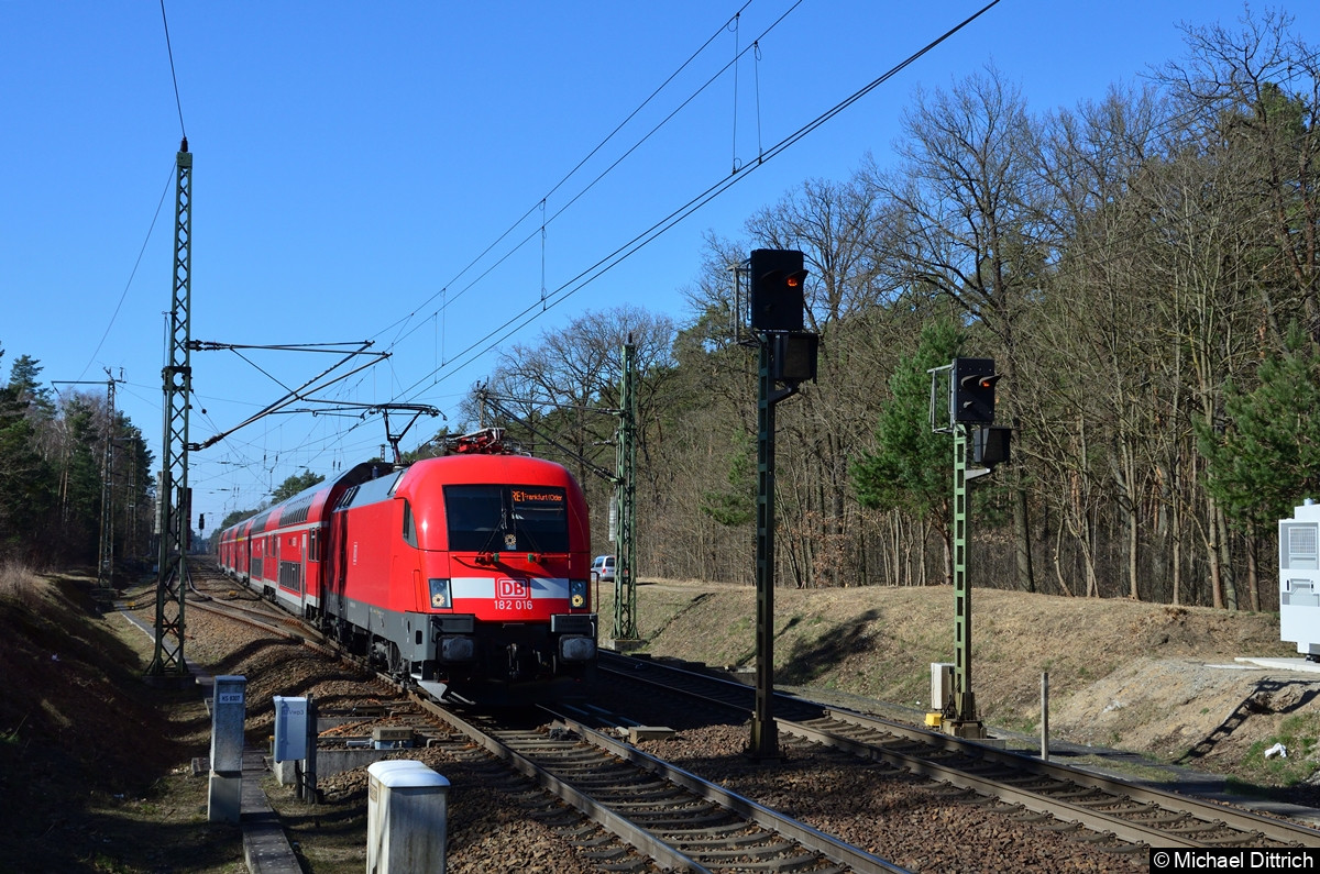 182 016-6 als RE 1 auf dem Weg nach Frankfurt (Oder) kurz vor der Einfahrt in Fangschleuse.