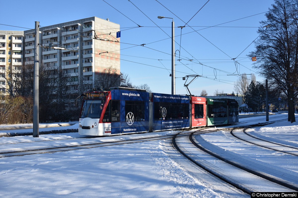 Tw 625 als Linie 1 am Gleisdreieck Warschauer Straße in Richtung Europaplatz.