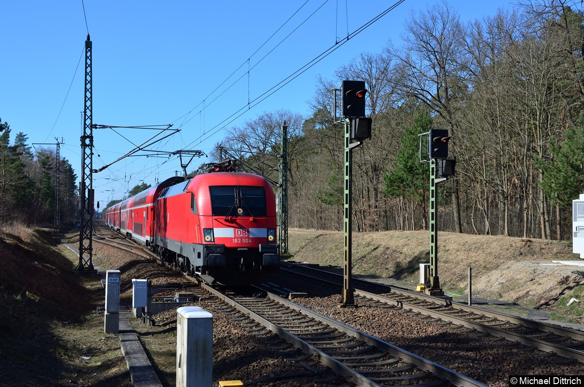 182 004-2 als RE 1 auf dem Weg nach Frankfurt (Oder) kurz vor der Einfahrt in Fangschleuse.