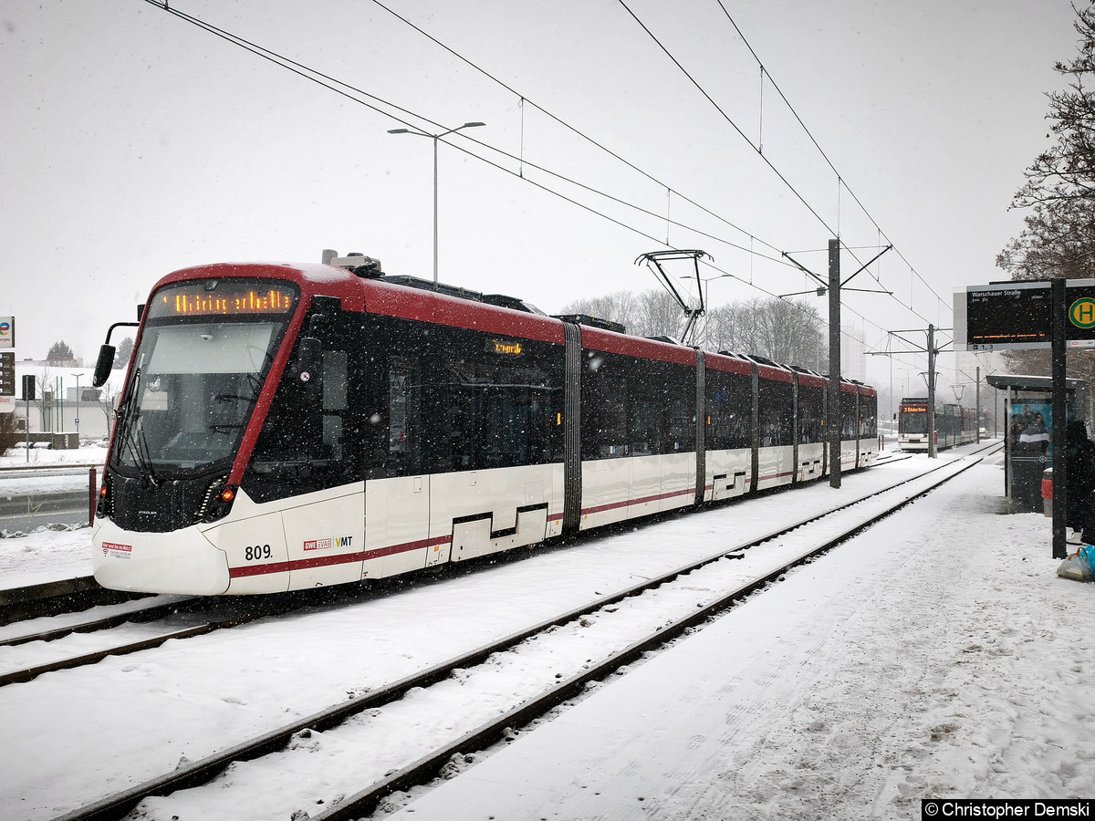 Bild: TW 809 als Linie 1 in Richtung Thüringenhalle an der Haltestelle Warschauer Straße. Aufgrund eines Weichenschadens ist die Weiterfahrt verhindert.