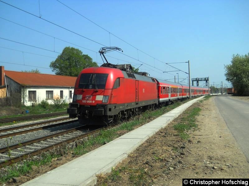 Einfahrende Regionalbahn in Erfurt-Vieselbach